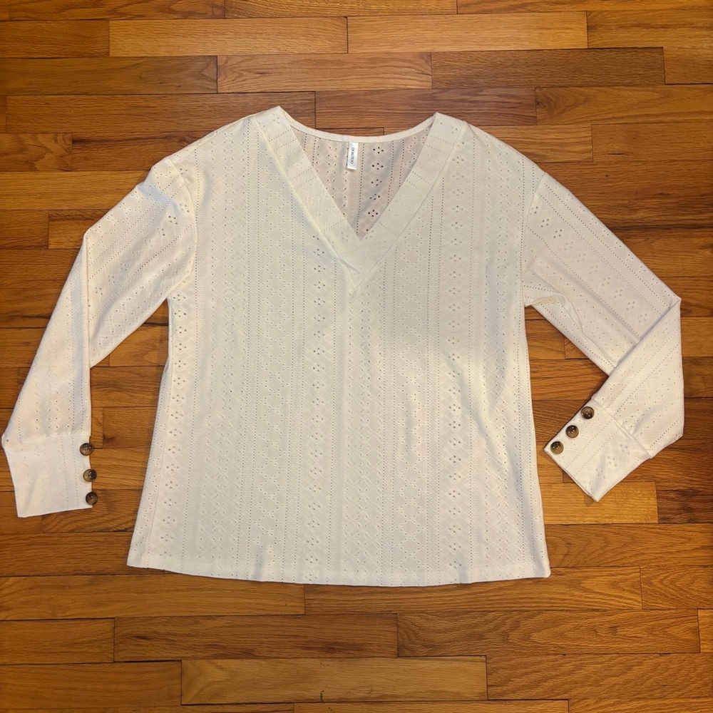 Dokotoo White Eyelet V-Neck Top – Size Medium